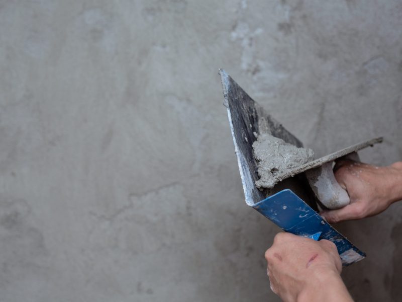 plasterer-renovating-indoor-walls-min